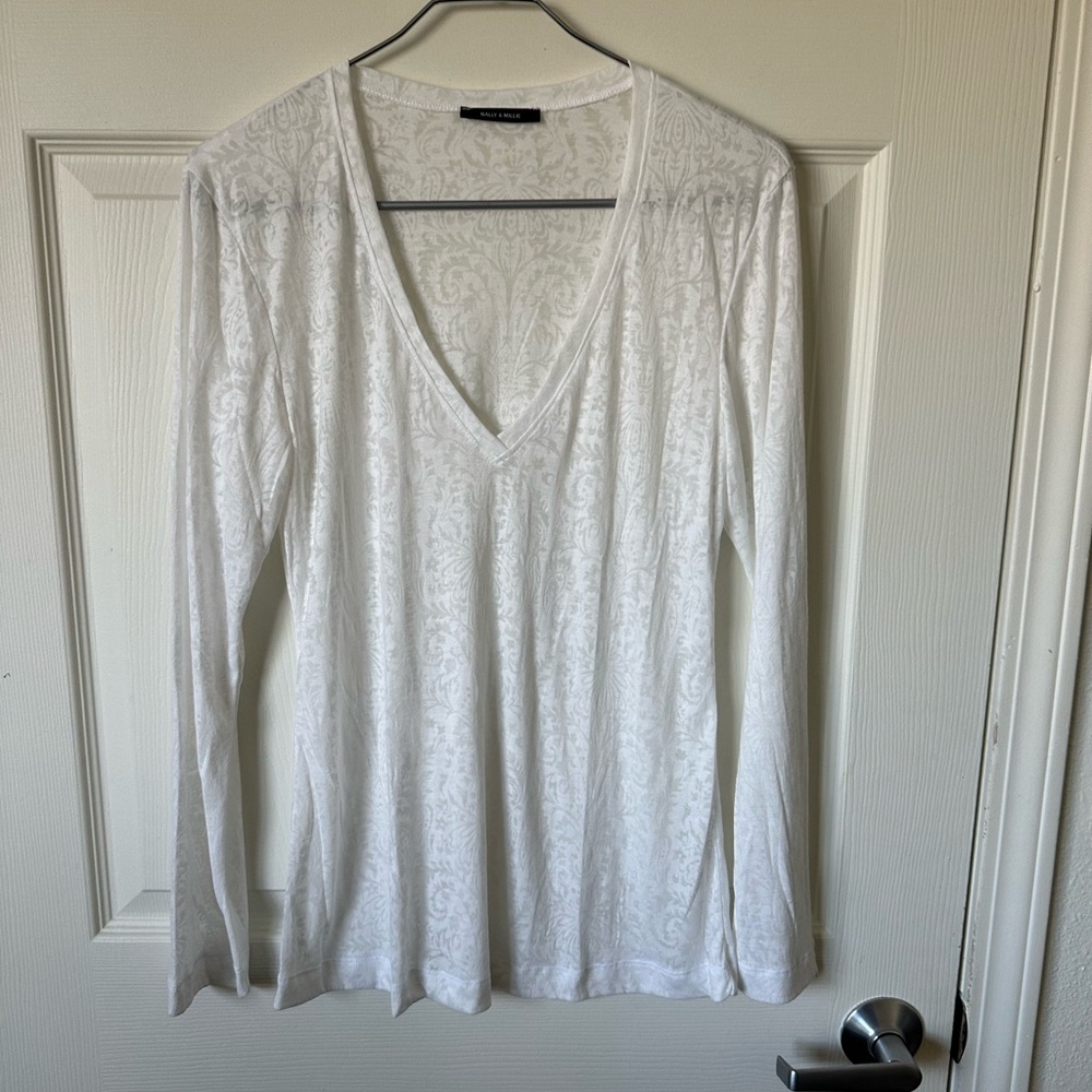 NALLY & MILLIE White V-Neck Long Sleeve Top.
